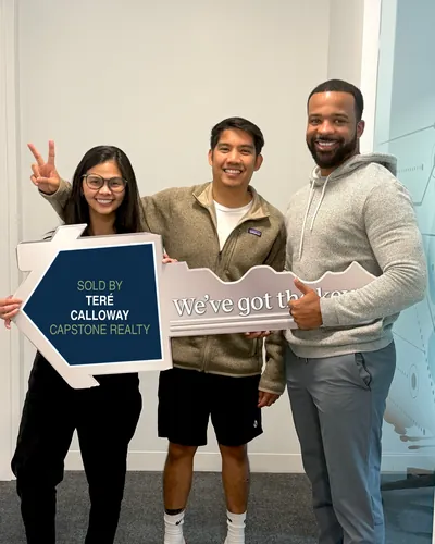 Teré with a couple holding a Sold by Teré Calloway sign and their new keys