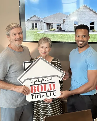 Teré with a couple celebrating their new home