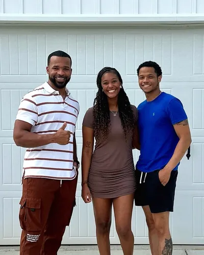 Teré with two buyers in front of their new garage