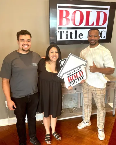 Teré with a couple celebrating their closing