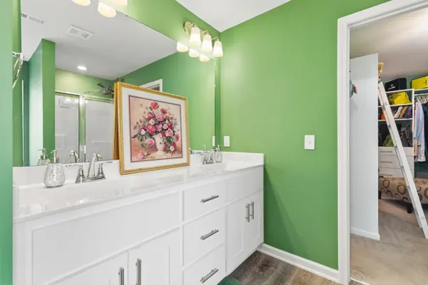 Dual vanities and generous counter space